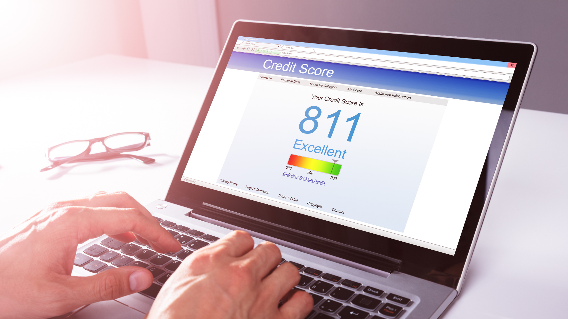 Person using computer with excellent credit score report on screen