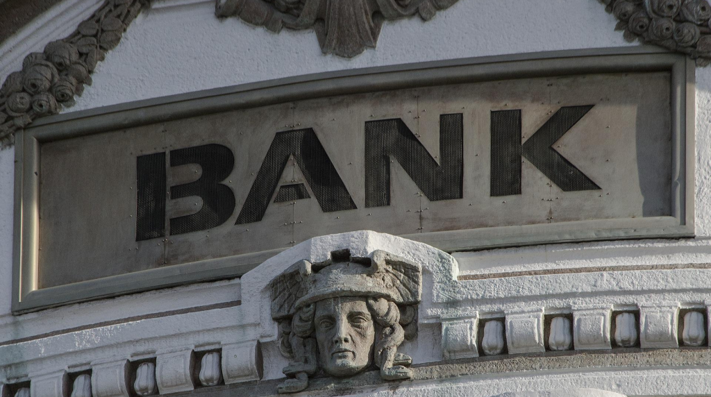 Facade of a bank (how to choose a bank)