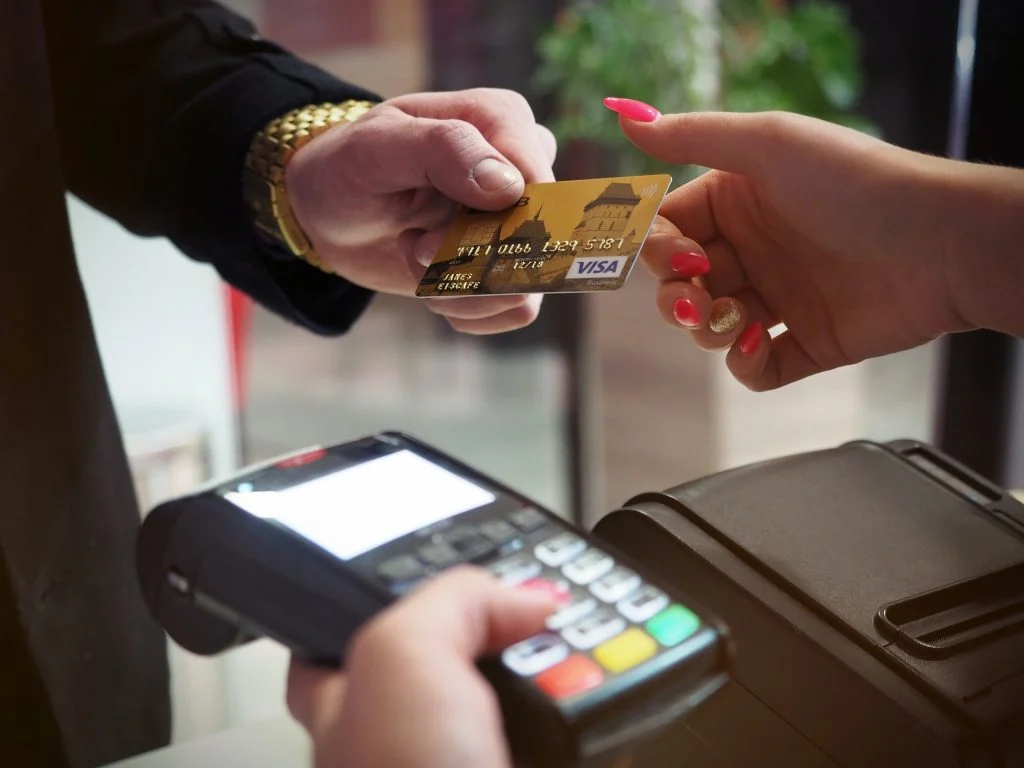 Con la tarjeta de crédito Visa Macro, podés poner tus facturas de servicios en débito automático